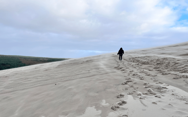 Seule sur la dune du Pyla